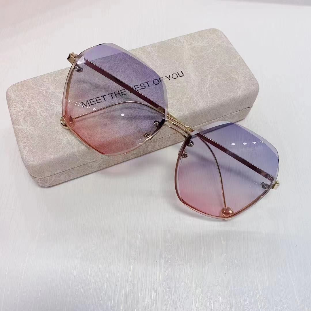 2024 Groussrahmen Ongerahmten Stroossefoto Moudstil Nei Trendy Sonnebrëller fir Männer a Fraen_voghion.com