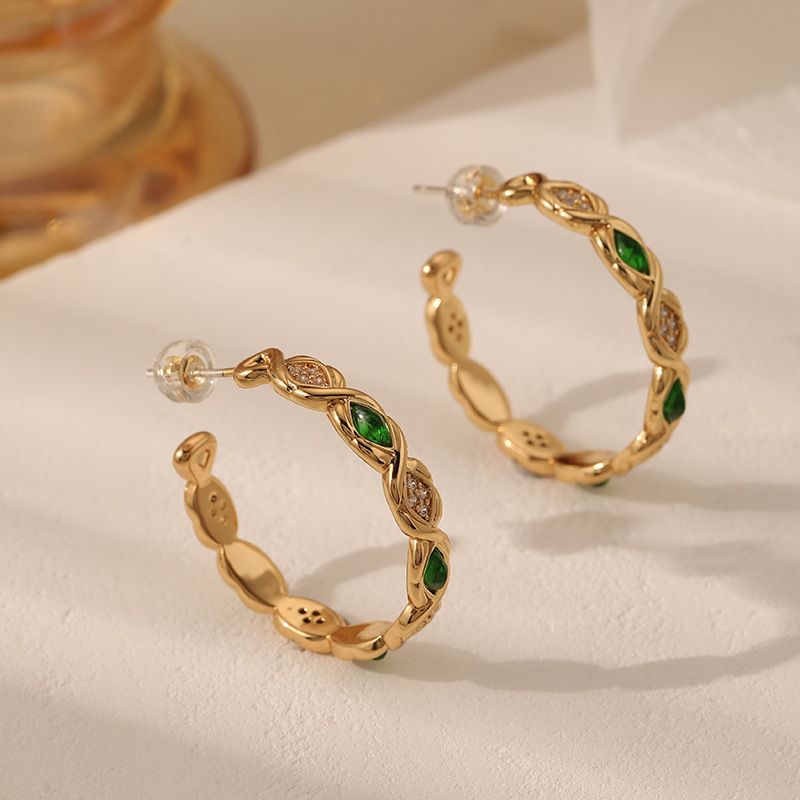 Nuovi orecchini pendenti a forma di C - Design con zirconi microintarsiati e smeraldi con perno in argento | Gioielli per orecchie semplici e alla moda, di lusso e di nicchia_voghion.com