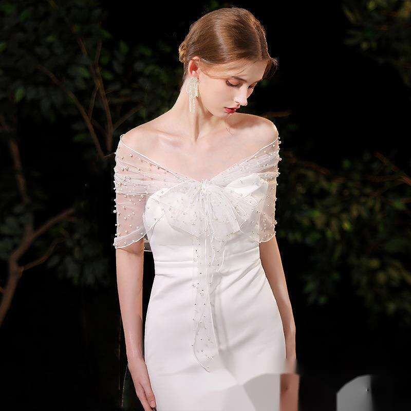 Rochie de mireasă albă, șal de mireasă, pulover scurt din dantelă cu perle, bretele, model pe un umăr_voghion.com