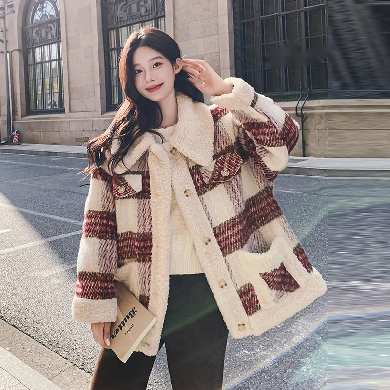 Koreanische karierte Lammwolle für zierliche Frauen im Winter 2024, neue verdickte und altersreduzierende Baumwolljacke im britischen Stil_voghion.com