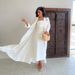 Eleganter weißer bestickter Kaftan – moderne, schlichte Mode mit 3D-Blumendetails_voghion.com