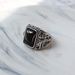 Anello da uomo in argento tailandese con onice nero aperto, design creativo_voghion.com