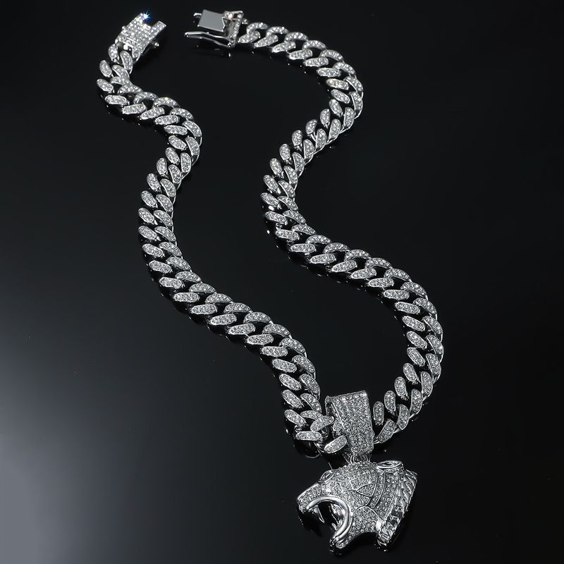 Nuova tendenza versatile collana con ciondolo a forma di testa di leopardo nero per la moda maschile_voghion.com