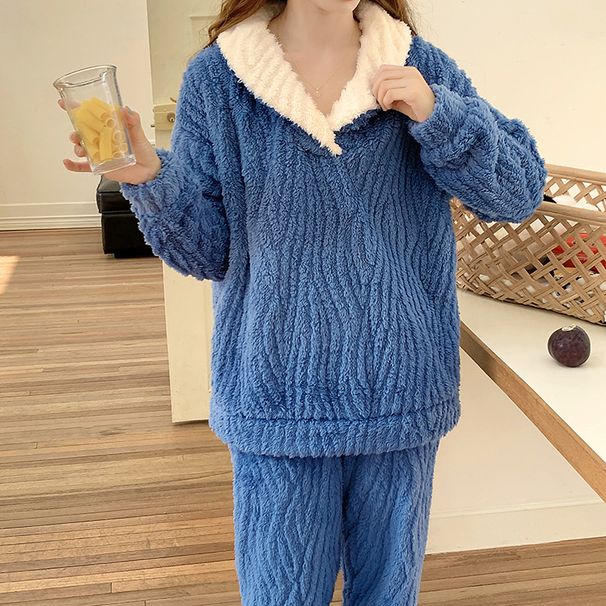 Damen-Schlafanzug aus Korallenfleece für Herbst und Winter. V-Ausschnitt, langärmlige Hose aus dickem Fleece, hält warm und kann draußen als Hausanzug getragen werden._voghion.com