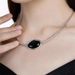 Elegante collana con pendente ovale in calcedonio bianco e onice nero - Gioielli minimalisti geometrici in ottone placcato oro per donna_voghion.com