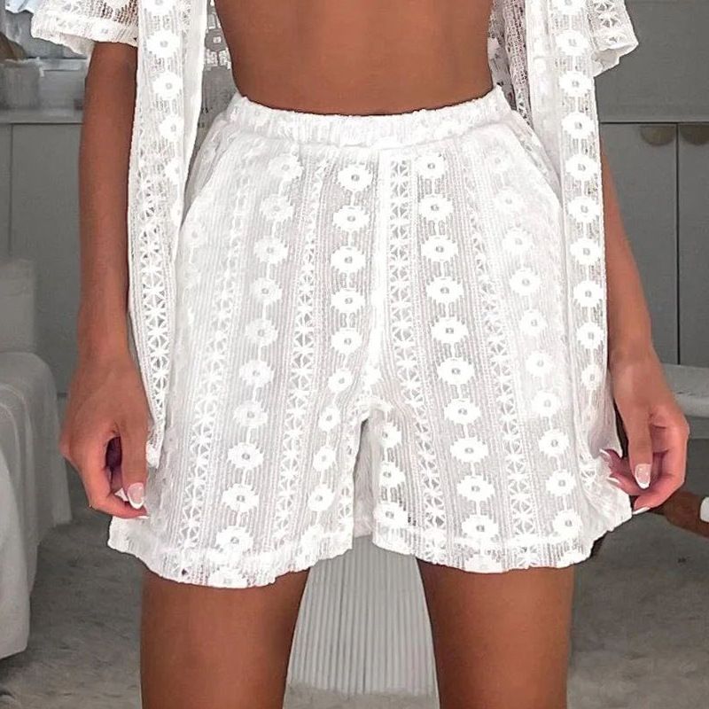 Lässiger zweiteiliger Anzug aus weißer Spitze mit hohlen kurzen Ärmeln und Shorts für Damen_voghion.com
