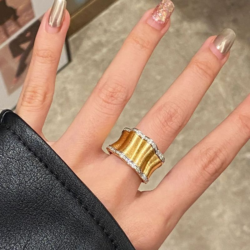 Ljus lyxig gyllene vågig kant diamant retro tråddragningshantverk kvinnors ring veckad kjol bred version ring ädel design_voghion.com