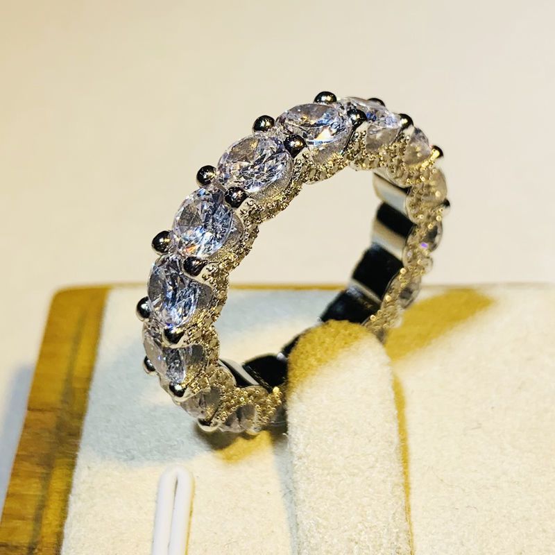Design leggero e lussuoso con anelli in argento simulato con diamanti. Proposta di matrimonio e fidanzamento per donna._voghion.com