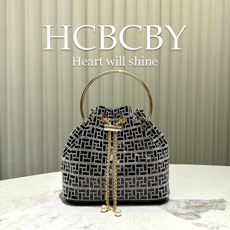 Borsa a secchiello nera lucida decorata con strass, elegante e raffinata, da sera, da donna_voghion.com