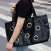 Borsa tote con rivetti cavi: borsa a tracolla firmata, borsa a mano in morbida pelle PU e shopper borchiata per donna_voghion.com
