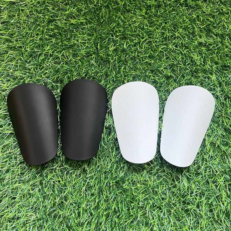 Mini parastinchi da calcio, confezione da 2 (nero e bianco) - Dimensioni piccole 8x5 cm e 10x6 cm - Attrezzatura protettiva leggera per l'allenamento di calcio di ragazzi e bambini_voghion.com