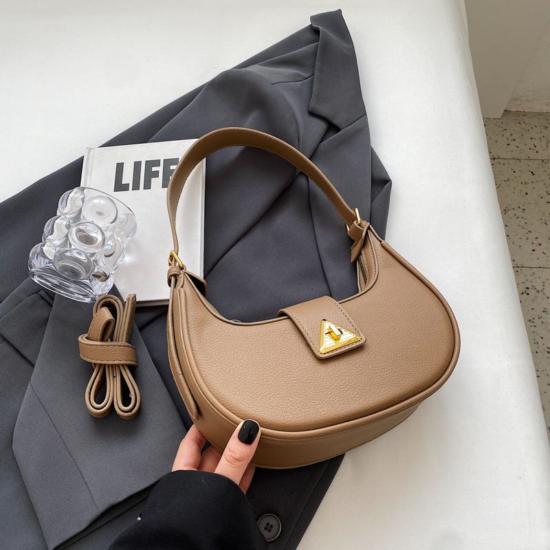 P7 2023 Nouveau sac sous les bras pour femme Nouveau sac du mois Sac pour femme simple et polyvalent Design de niche populaire Sac pour femme Lock Crescent_voghion.com