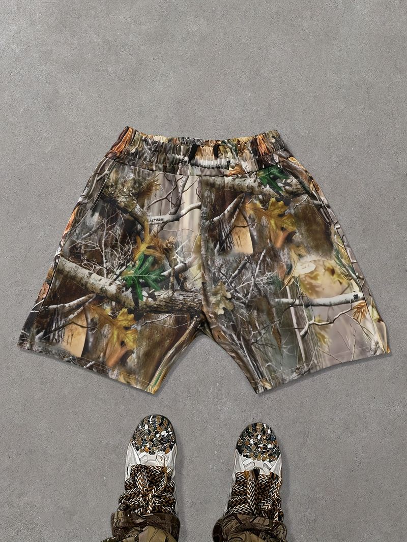 Pantaloncini estivi da uomo con motivo mimetico naturale della giungla che simulano la trama dei tronchi e dei rami degli alberi_voghion.com