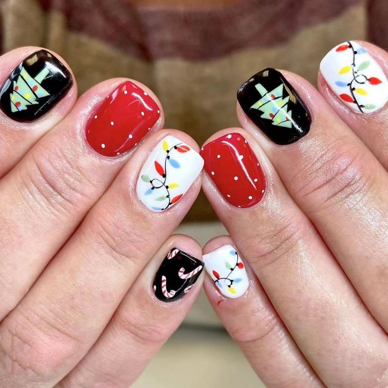 24 piezas de uñas cortas cuadradas brillantes para Navidad, para usar en uñas, con diseño de árbol de Navidad, con muletas de colores en contraste, con elementos navideños dulces_voghion.com