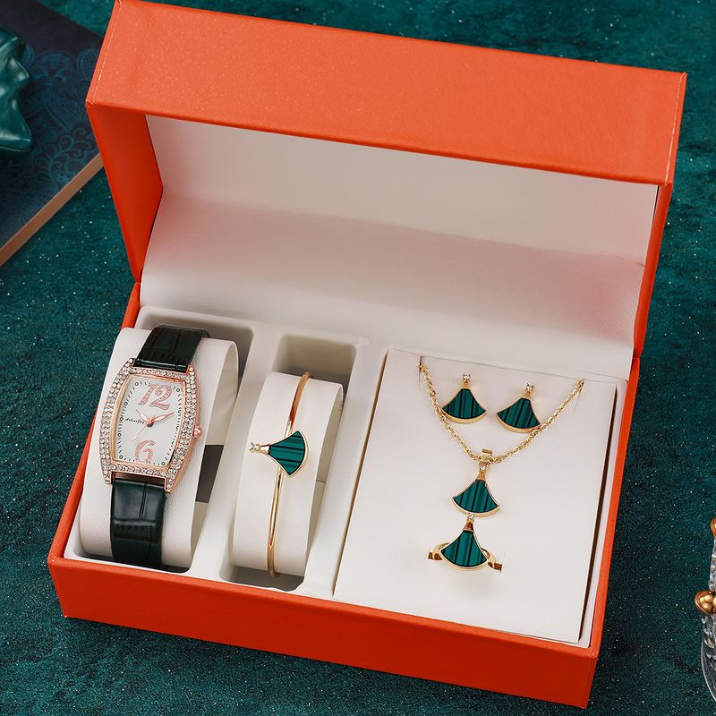 6-teiliges Set mit quadratischem, smaragdgrünem Diamantgürtel und Quarzuhr in Fächerform aus Perlmutt_voghion.com