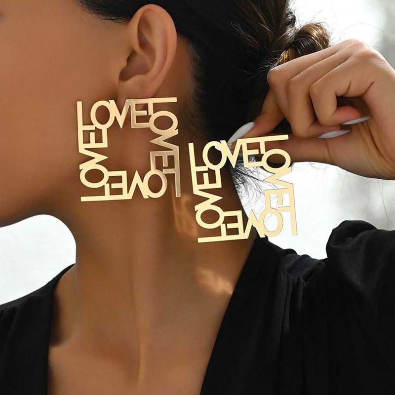 Boucles d'oreilles pour femmes, style simple et haut de gamme, avec lettres découpées LOVE QUEEN_voghion.com