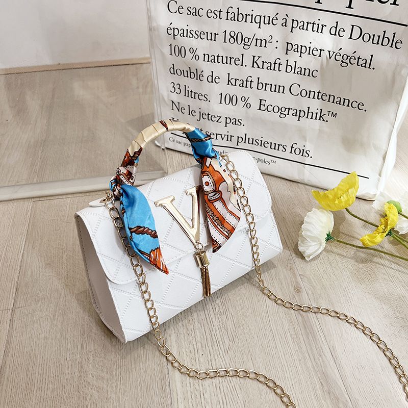 Borsa quadrata trapuntata con motivo a V, sciarpa e nappa - Elegante borsa a tracolla con catena e lucchetto | Borsa a tracolla con stampa geometrica unica_voghion.com