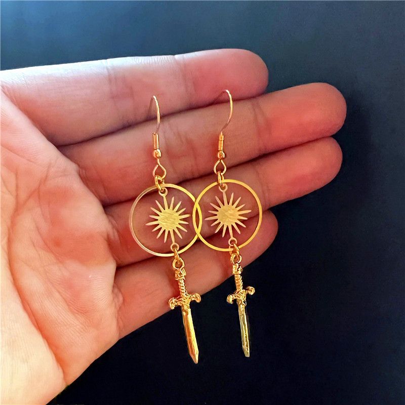 Gancio per orecchini Boho con sole e pugnale d'oro_voghion.com
