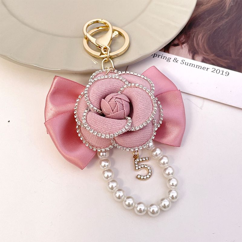 Porte-clés de voiture exquis avec bordure en diamant et perles de camélia, version coréenne, pendentif de sac créatif à 5 caractères, petit_voghion.com