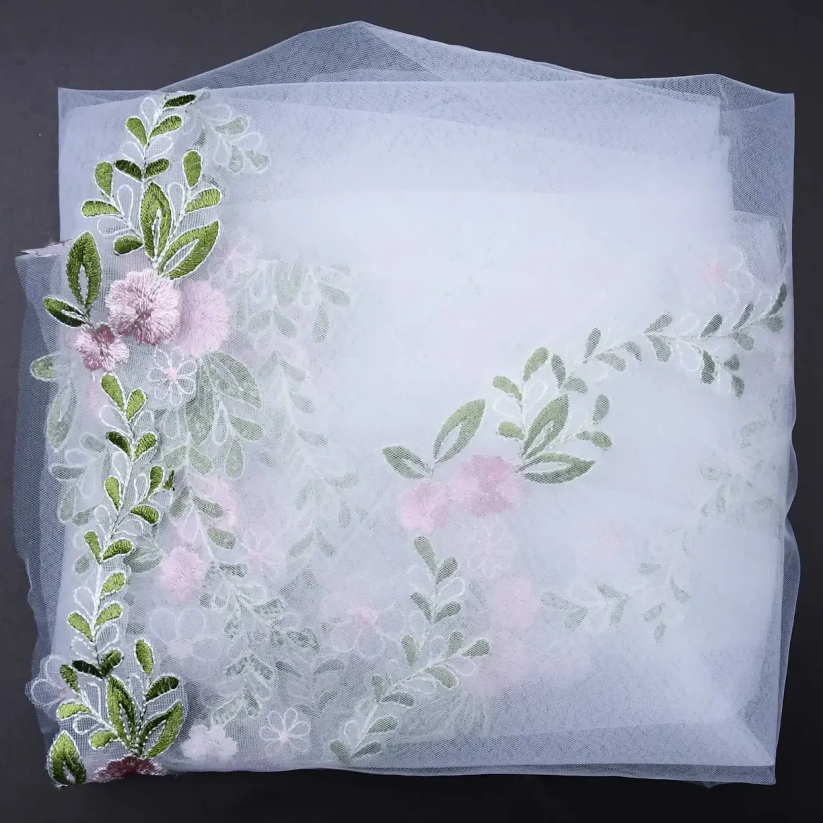 Bijoux de cheveux V199 Voile de mariée court, doux et élégant, bordé de dentelle, longueur du bout des doigts, avec peigne, robe de mariée parfaite_voghion.com