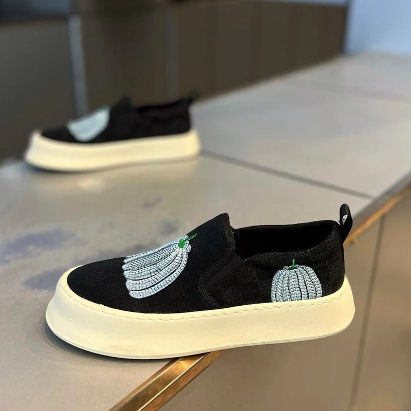 2024 Spring and Summer New Embroidered Comfortable Slip-On Lazy Canvas Shoes National Trend Breathable Sneakers Trendy Men's All-match Shoes_voghion.com