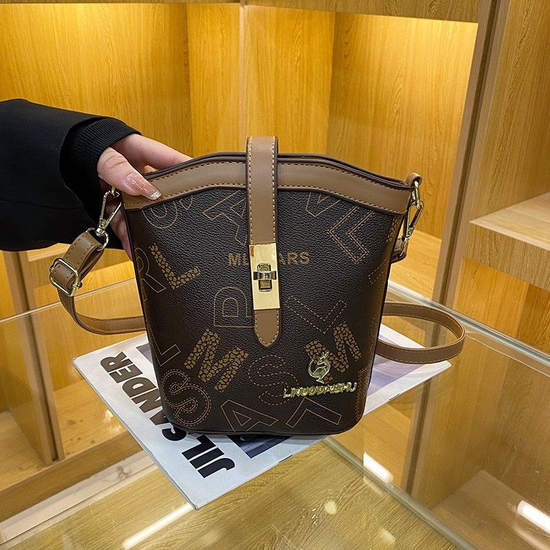 Sac seau avec lettres pour femmes, panier à légumes de Style occidental, tendance, sac à bandoulière asymétrique épaule dénudée, nouvelle collection 2023, offre spéciale_voghion.com