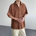 Minimalistisches, ausgehöhltes Kurzarmhemd für den Sommer mit dünnem, straßenneutralem Design und einem Lazy-Style-Shirt-Trend für Herren_voghion.com