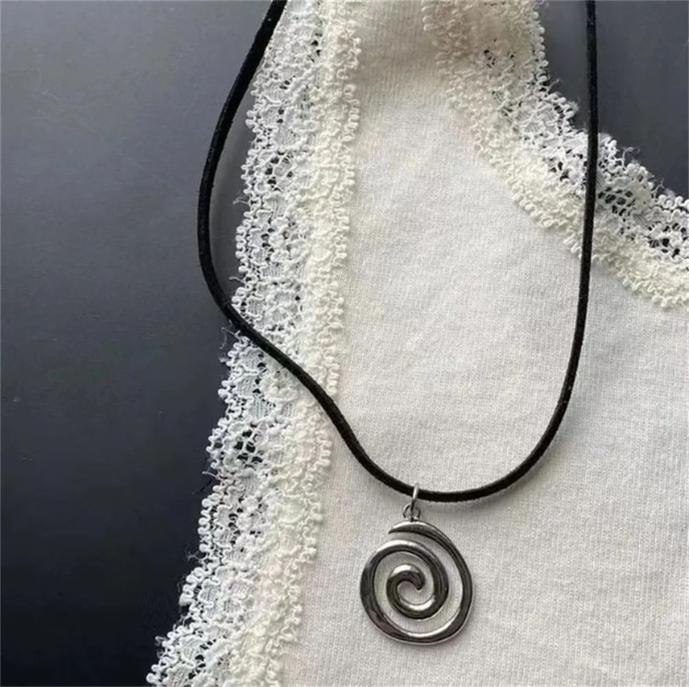 Collana con pendente a spirale vortice vintage alla moda da donna 2025, in corda di pelle fatta a mano, stile boho neutro, pentagramma, gioielli di moda 2024 Y2K_voghion.com