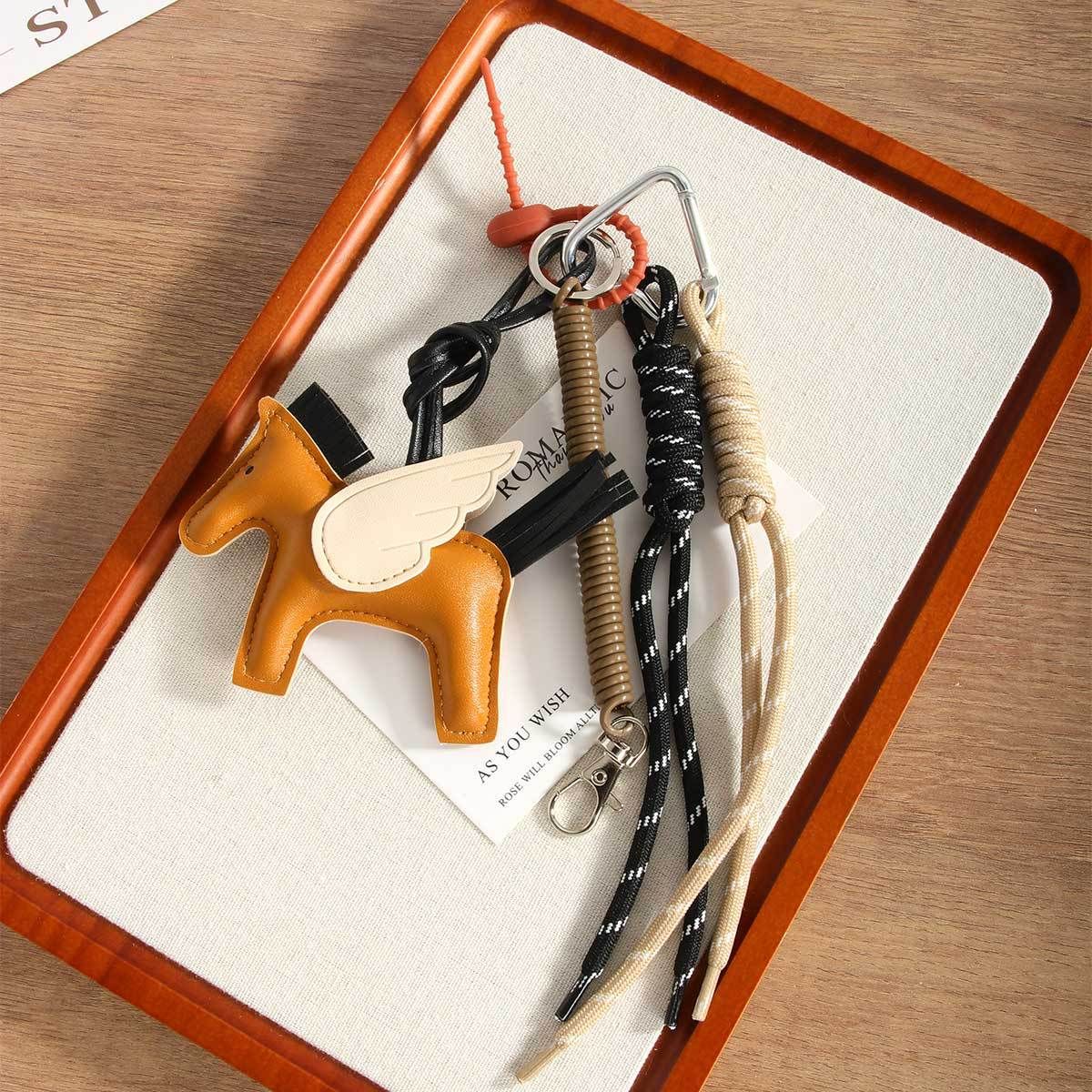 Zabawny brelok do kluczy w kształcie miniaturowego konia – stylowy brelok ze skóry PU z frędzlami (brązowy, dodatek w stylu boho chic)_voghion.com