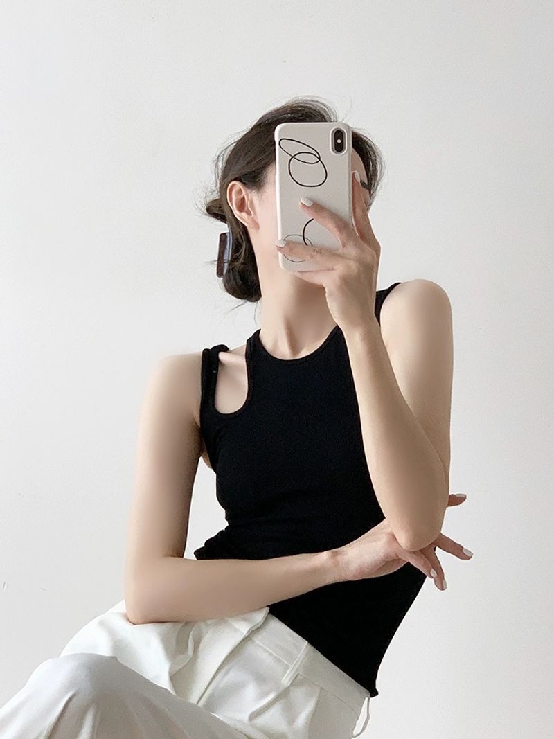 Black knitted vest for women in summer, asymmetrical hollow sleeveless vest, niche design sense, careful machine bottom_voghion.com