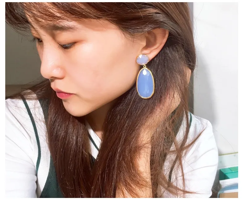 Sieviešu rotaslietas oriģināli smaragda zaļi auskari zelta un smaragda dubultslāņa dizains pievilcīgs un daudzpusīgs tiešsaistes veikals iegādājieties izvēlētas rotaslietas_voghion.com