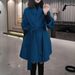 Minimalistischer Damenmantel aus Wollmischung mit Gürtel – Übergroßer Trenchcoat mit schlankmachender Taillenbindung (mittellang, einfarbig blau, vielseitig fürs Büro und Wochenende)_voghion.com