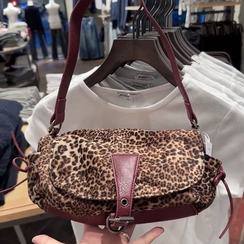 Koreanische Dongdaemun Leopard Print Single Shoulder Unterarm Gürtelschnalle Hot Girl 2024 Neue Stil Persönlichkeit Damentasche_voghion.com