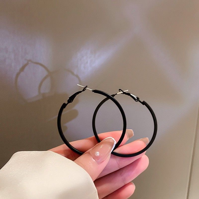 Orecchini di lusso di alta gamma, versatili, eleganti, leggeri e alla moda, con cristalli neri e aghi d'argento._voghion.com