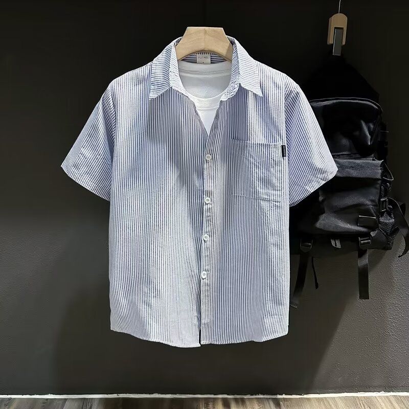 Camisa de manga corta a rayas coreanas, camisa de solapa casual de gran tamaño con etiqueta de moda de verano para hombres, top de pareja retro estadounidense_voghion.com