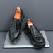 Neue, große Herren-Loafer mit doppelter Schnalle, Lackleder, glänzend, dicker Absatz, der die Körpergröße erhöht – ideal für Friseure und Freizeit._voghion.com