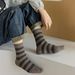 Crew Socks Gestreifte Kaschmirsocken für Herren für Herbst und Winter, vielseitig und lässig, weiche und klebrige Socken, modische kaffeefarbene Florsocken_voghion.com