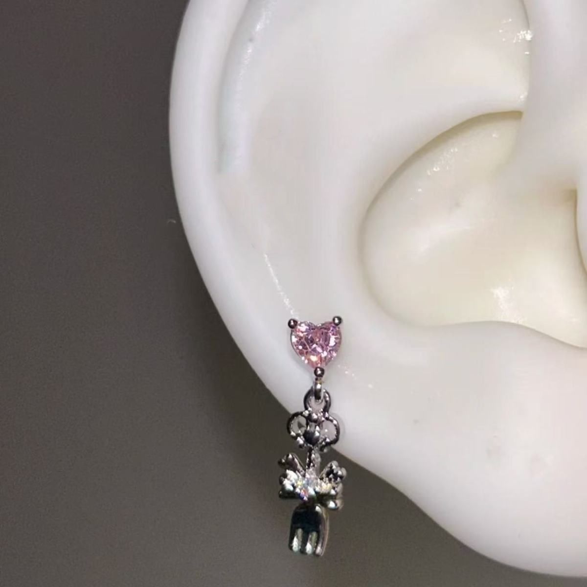 Orecchini a bottone con forchetta e cucchiaio a forma di cuore rosa, in acciaio al titanio, con fondo piatto, design di nicchia, di alta qualità._voghion.com