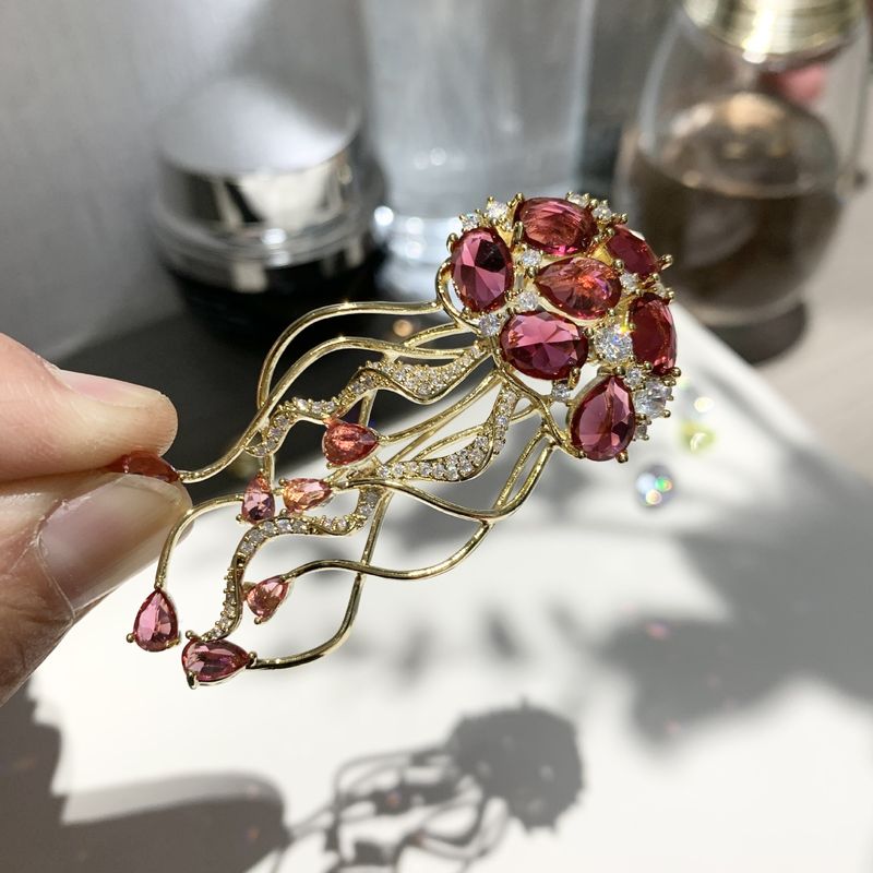 Elegante Quallenbrosche mit Kristallakzenten – atemberaubendes ozeanblaues Design für Damenmode-Accessoires_voghion.com