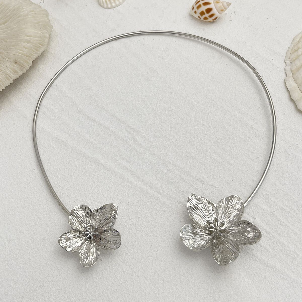 Collier ras du cou en métal style vintage avec cœur et fleur, chaîne de clavicule exagérée, design unique_voghion.com