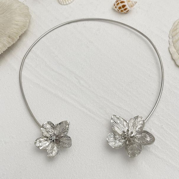 Collier ras du cou en métal style vintage avec cœur et fleur, chaîne de clavicule exagérée, design unique_voghion.com