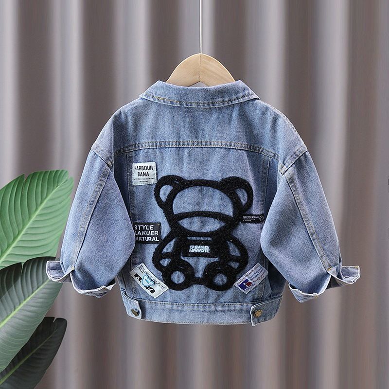 Tendenza moda primaverile per bambini Fried Street I grandi ragazzi indossano giacche di jeans sulla giacca_voghion.com