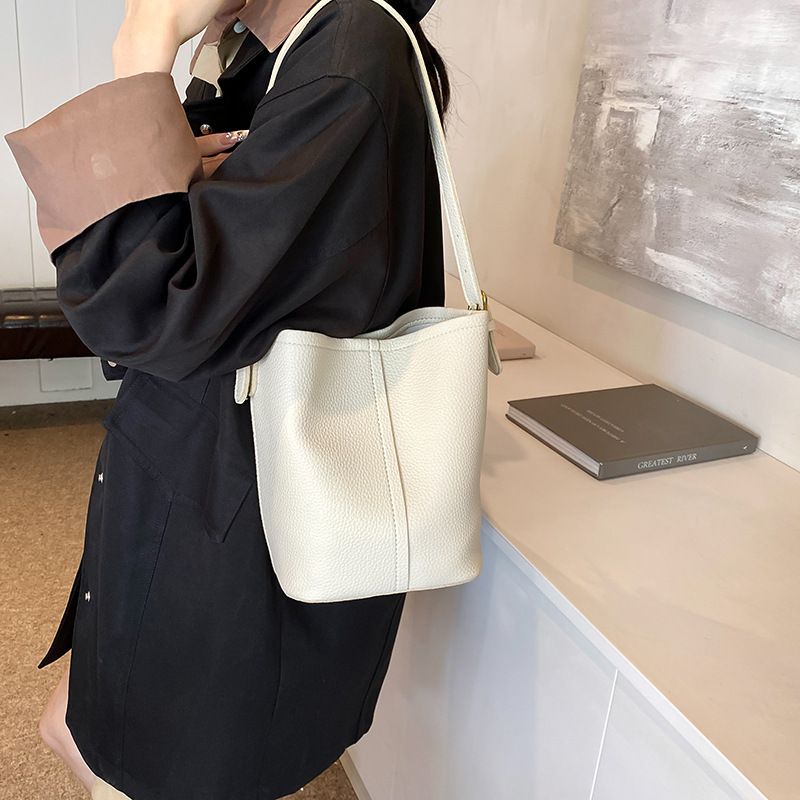 Korean niche handbag women's 2024 new super hot summer crossbody bucket fashionable commuting single shoulder armpit bag_voghion.com