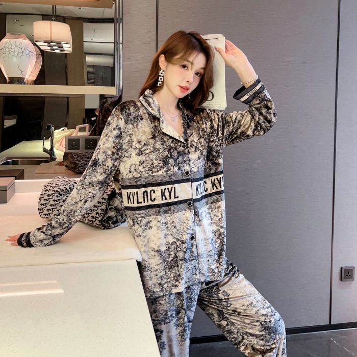 Underwear & Sleepwears Premium Velvet Couple's Sleepwear Set – Soft & Warm Long Sleeve Loungewear – Stylish Korean-Inspired Home & Outdoor Outfit_voghion.com