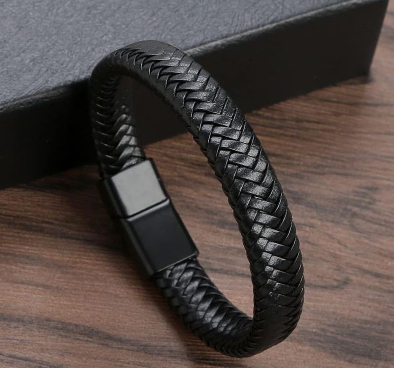 Bracciale da uomo in pelle di vacchetta con fibbia magnetica_voghion.com