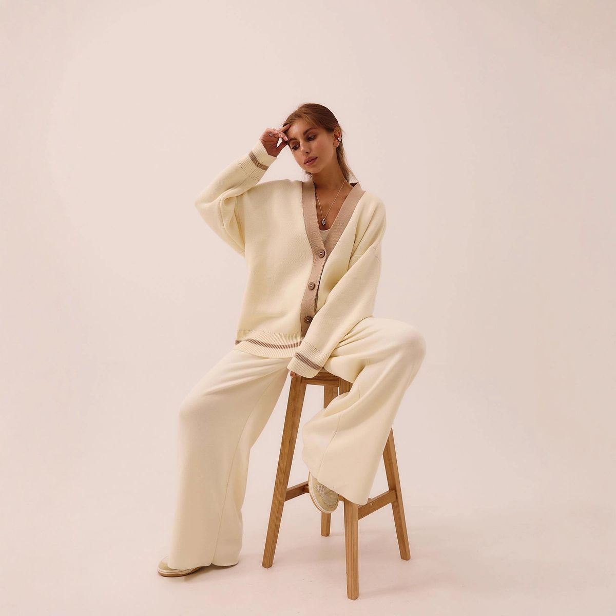 Completo con cardigan con bottoni e scollo a V profondo e pantaloni a gamba larga (coordinati in maglia oversize, streetwear Y2K, misto cotone e poliestere per un look a strati senza sforzo)_voghion.com