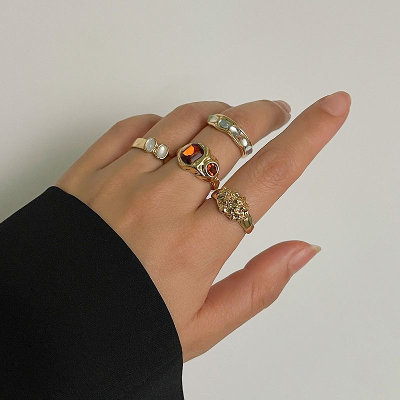 Nuovo set alla moda da donna 2024 con anello combinato con diamanti intarsiati e geometrici_voghion.com