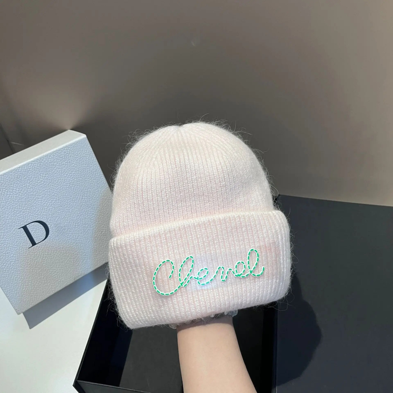 Automne et hiver petit parfum fourrure de lapin tricoté chapeau russe épaissi chaud protection des oreilles double pli chapeau de laine doux gluant pull chapeau
_voghion.com