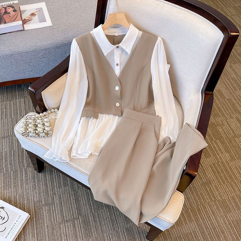 Damenbekleidung Temperamentvolles, elegantes Herbstoutfit für zierliche Frauen – Schlankmachendes Lagenshirt & lässiges Zweiteiler-Set, schmeichelnde Passform & stylisches Design_voghion.com
