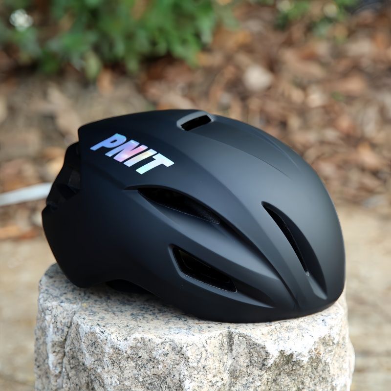 Met heren- en dameshelm met integraal gegoten, ultralichte pneumatische racefiets en ringbrekende windbescherming_voghion.com